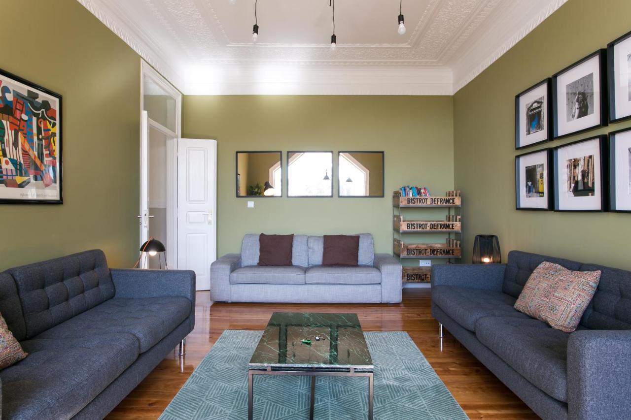 8-Bedroom Large Apartment 3rd Floor Right