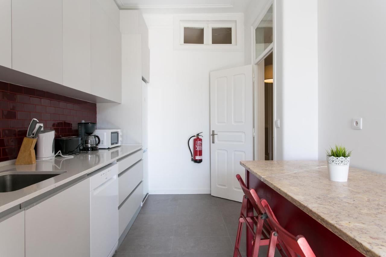8-Bedroom Large Apartment 3rd Floor Right
