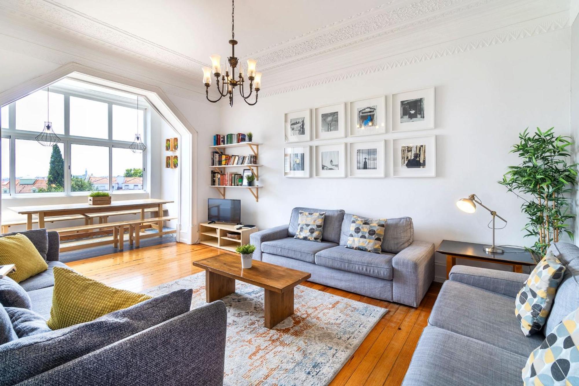 8-Bedroom Large Apartment 3rd Floor Left