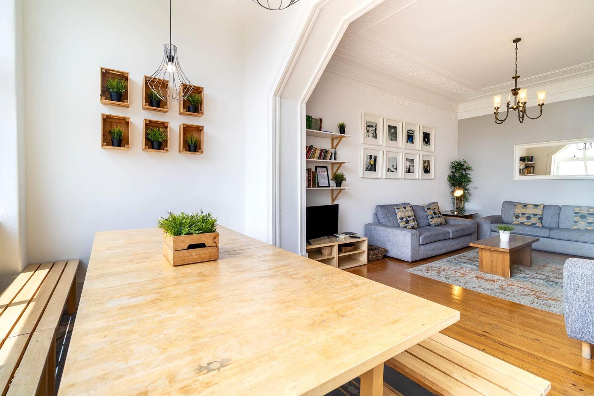 8-Bedroom Large Apartment 3rd Floor Left