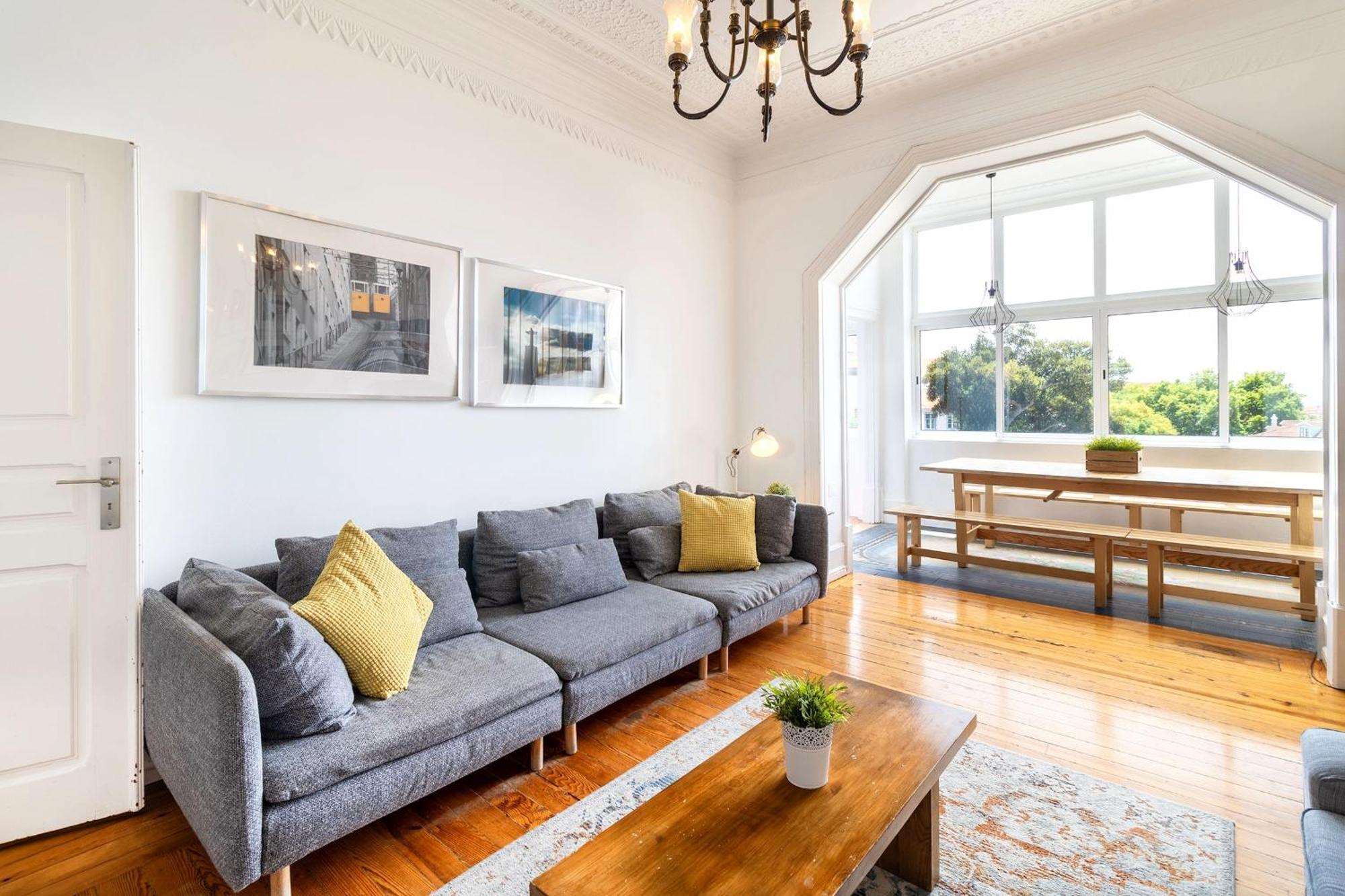 8-Bedroom Large Apartment 3rd Floor Left