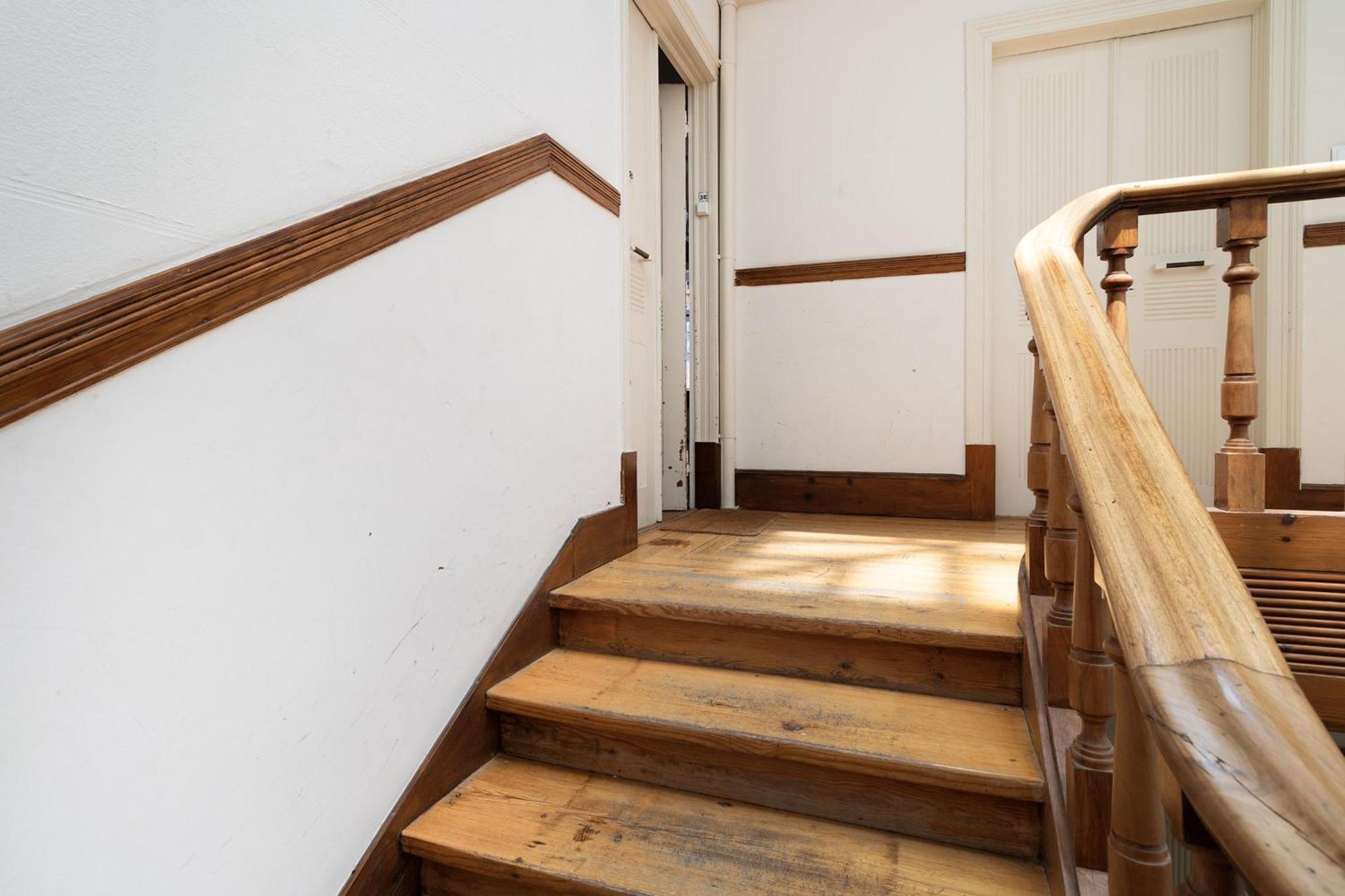 8-Bedroom Large Apartment 3rd Floor Left