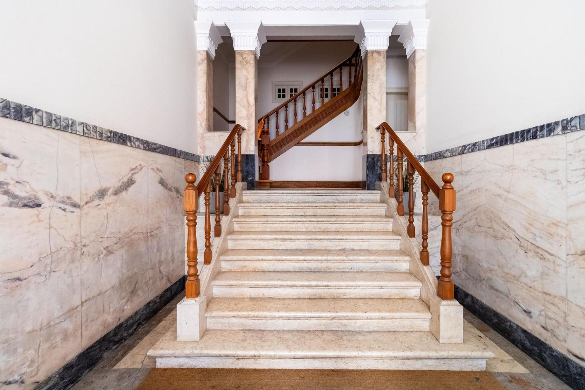 8-Bedroom Large Apartment 3rd Floor Left