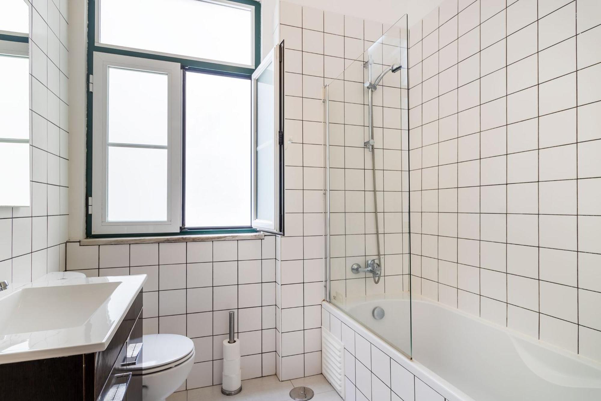 8-Bedroom Large Apartment 3rd Floor Left
