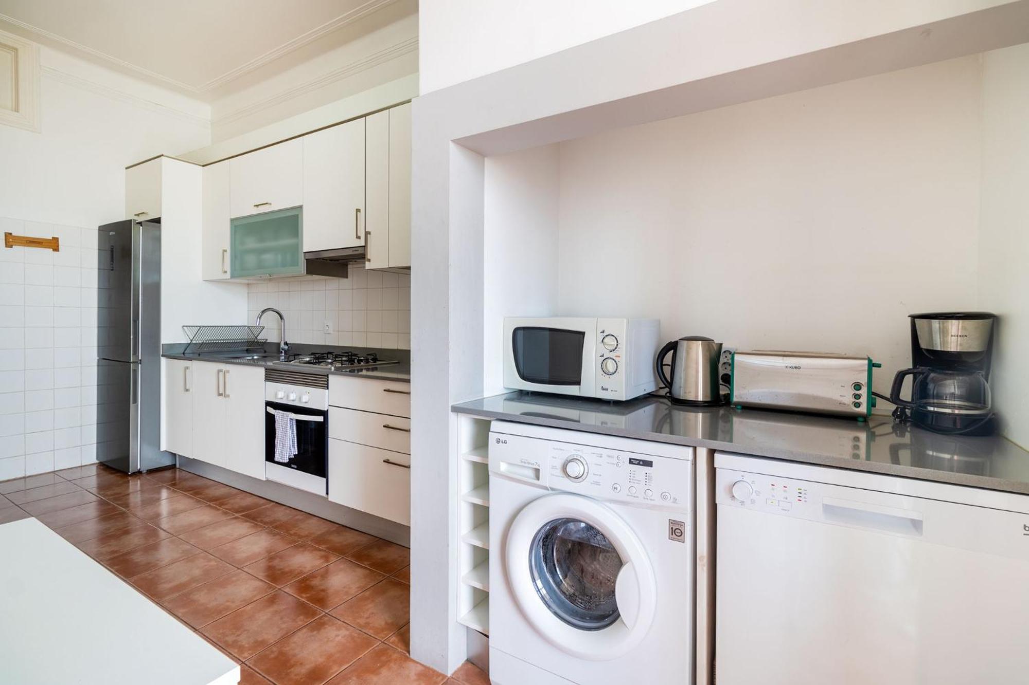 8-Bedroom Large Apartment 3rd Floor Left