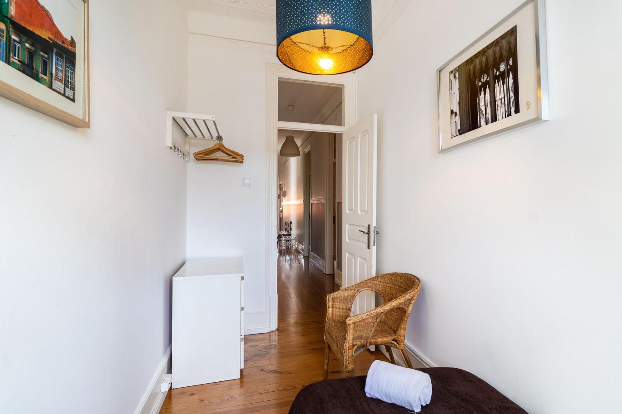 8-Bedroom Large Apartment 3rd Floor Left
