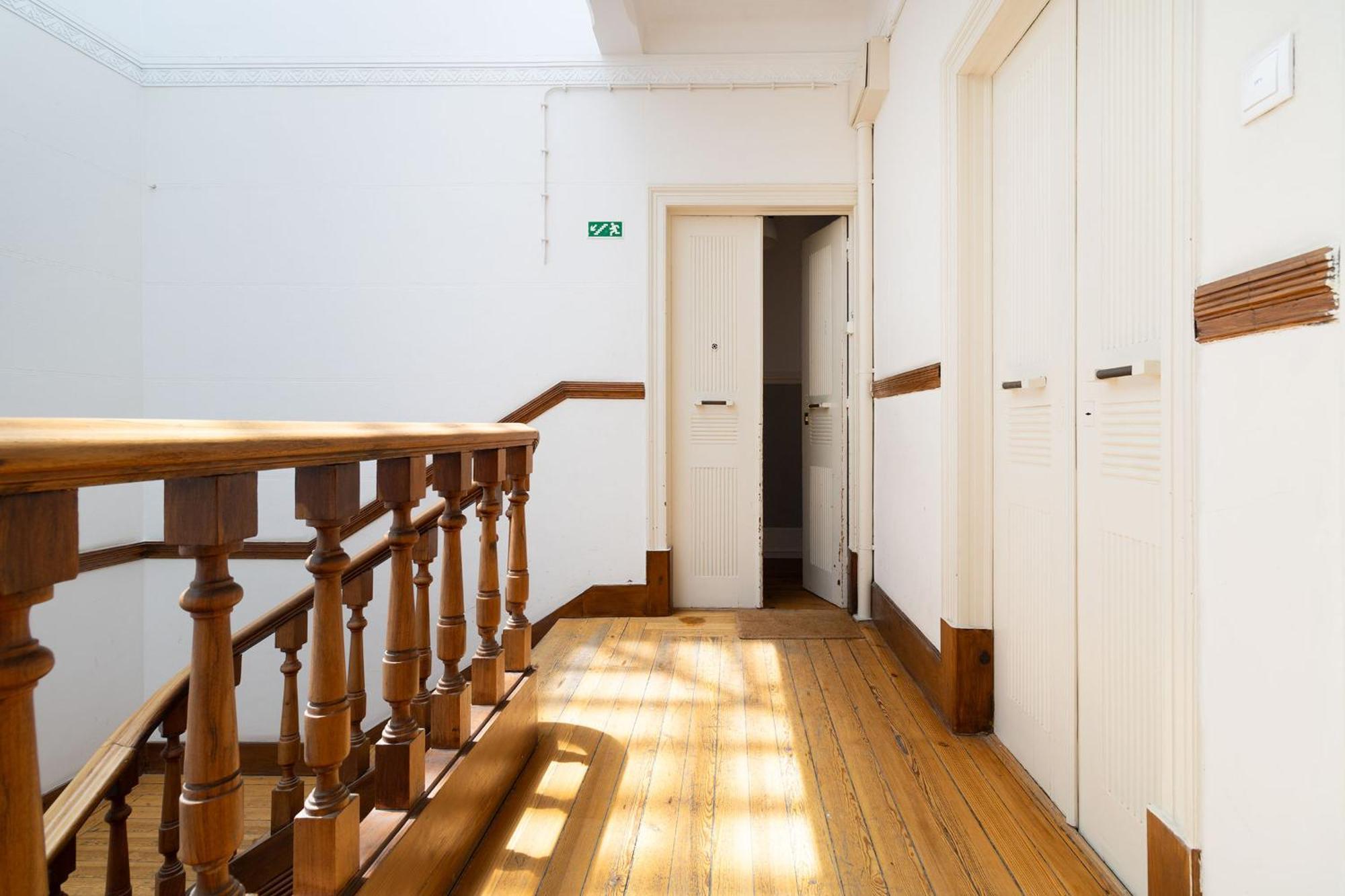 8-Bedroom Large Apartment 3rd Floor Left