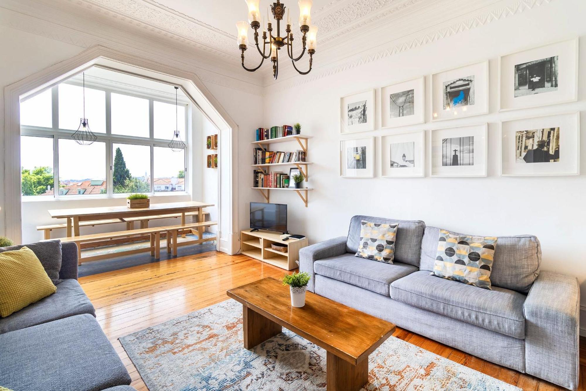 8-Bedroom Large Apartment 3rd Floor Left