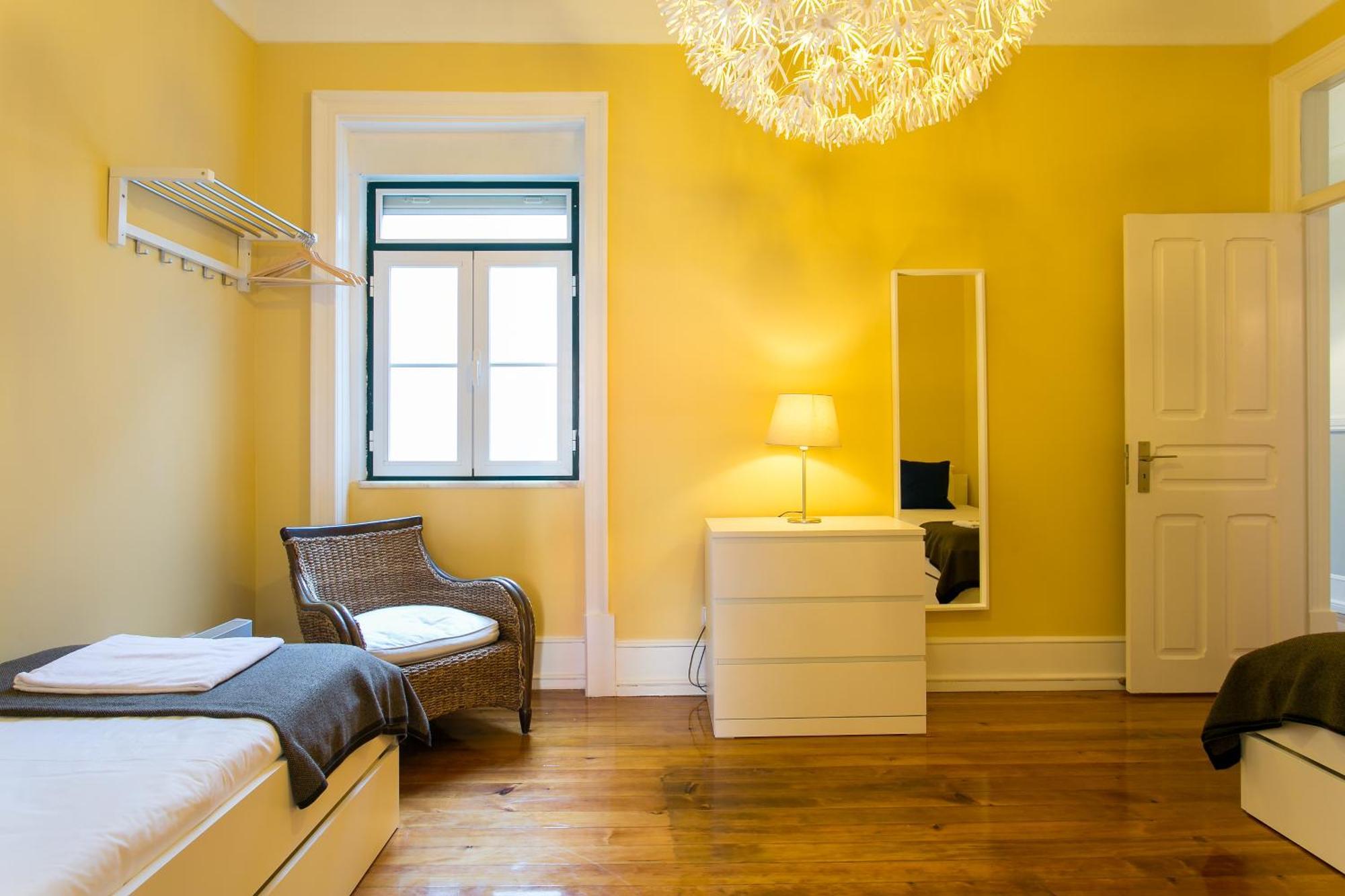 8-Bedroom Large Apartment 3rd Floor Right