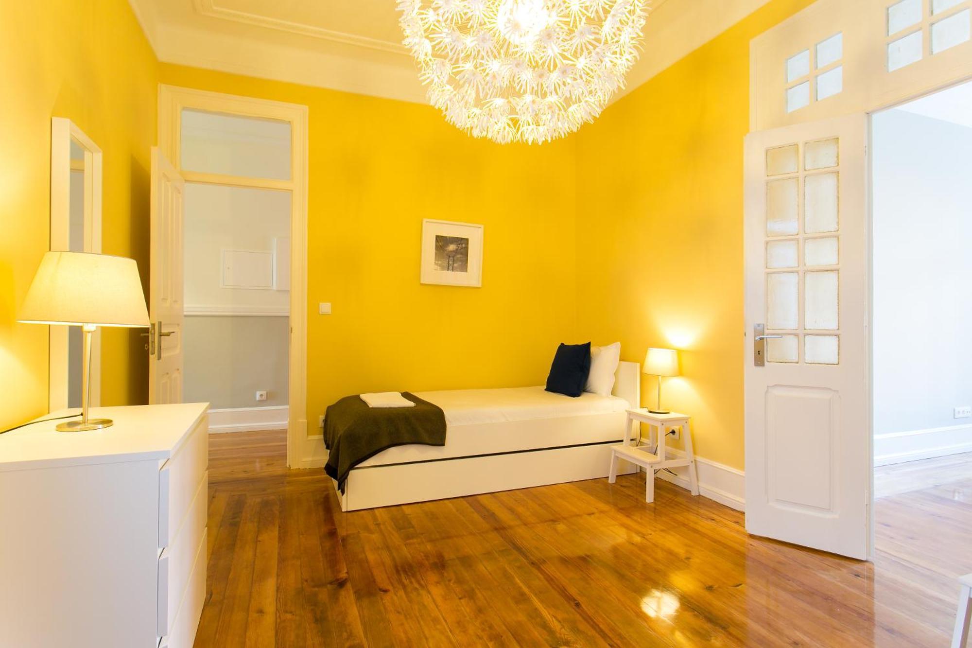 8-Bedroom Large Apartment 3rd Floor Right