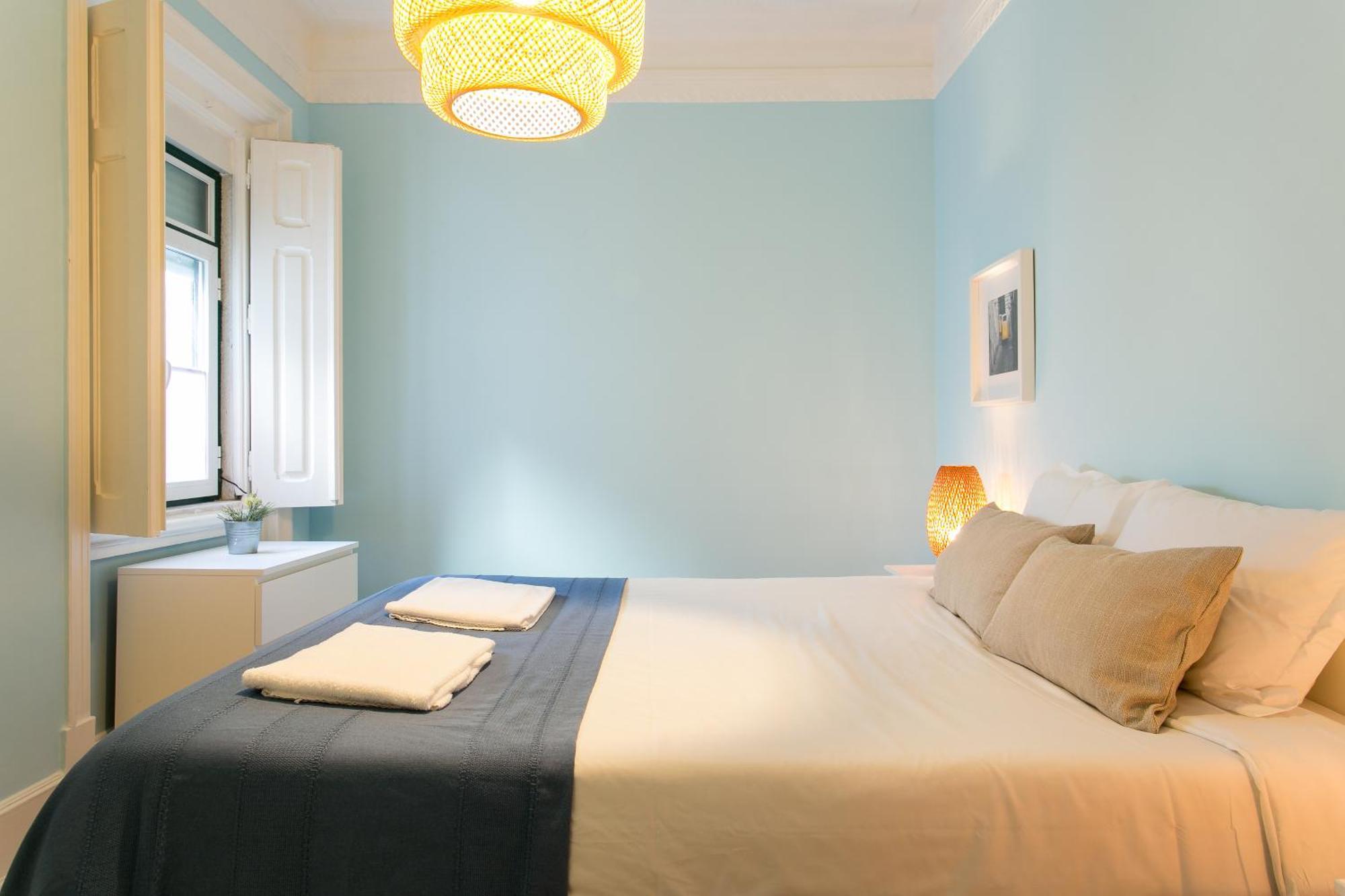8-Bedroom Large Apartment 3rd Floor Right