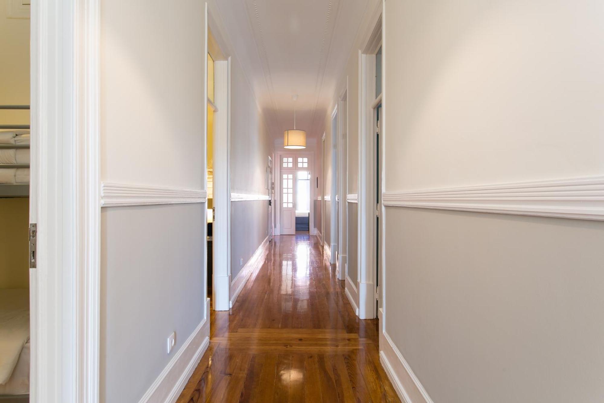 8-Bedroom Large Apartment 3rd Floor Right