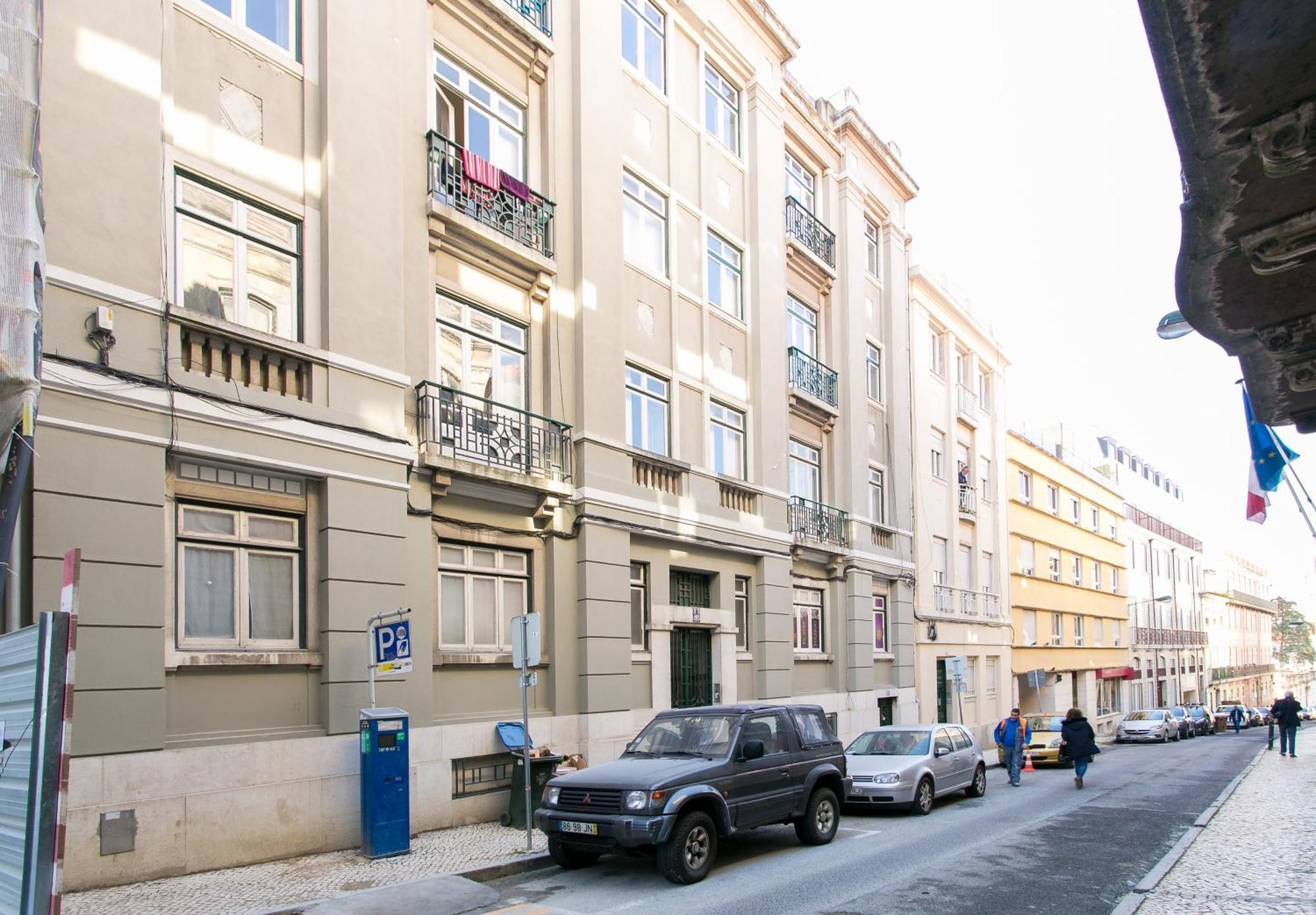 8-Bedroom Large Apartment 3rd Floor Left