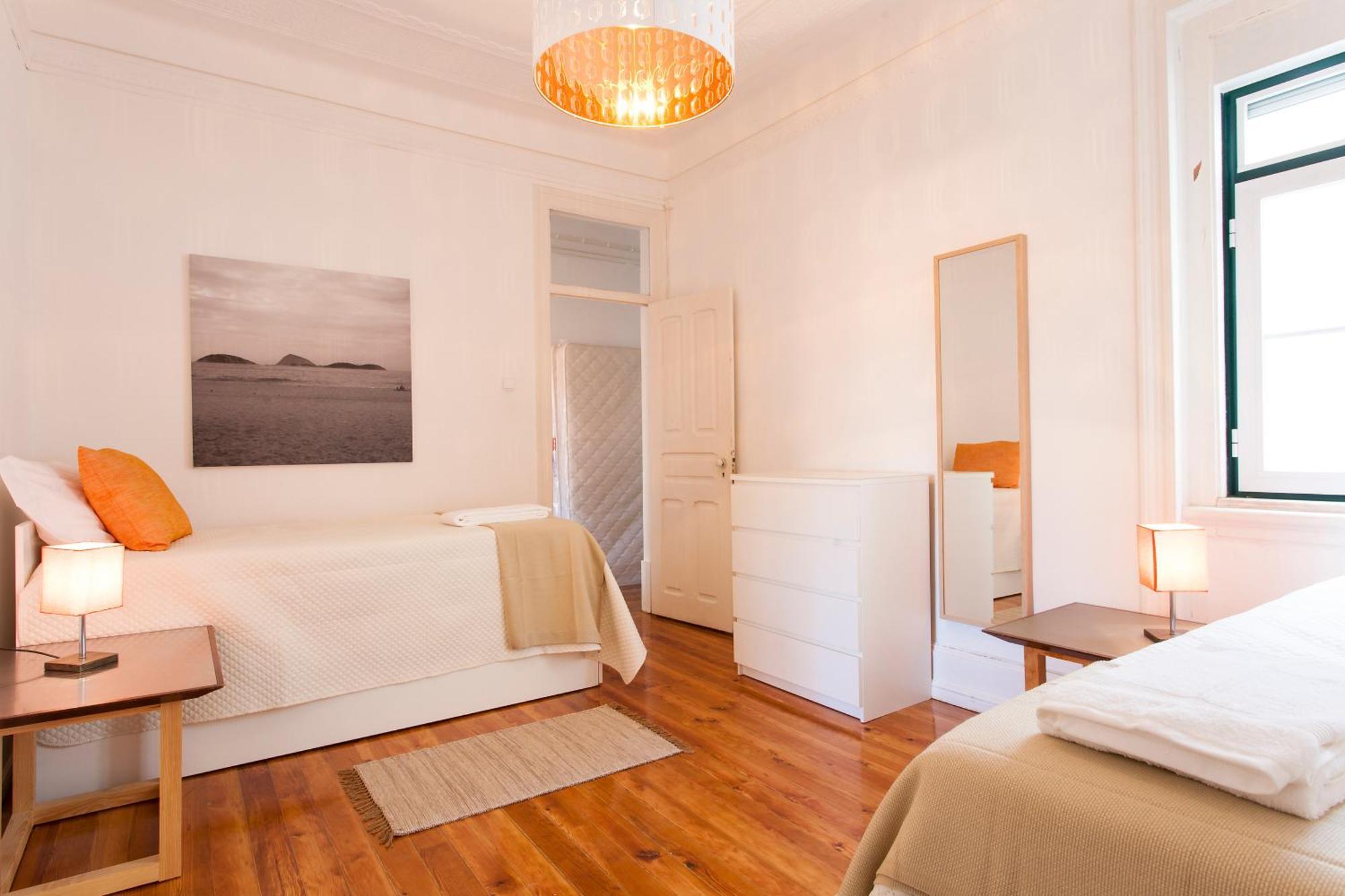8-Bedroom Large Apartment 3rd Floor Left